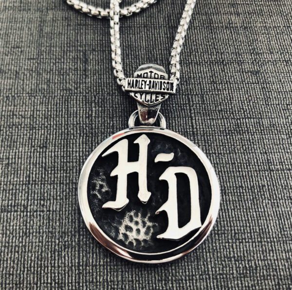 HD Design Dual-Face Pendant: High-Quality Elegance with chain