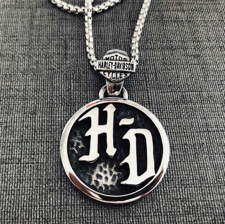 HD Design Dual-Face Pendant: High-Quality Elegance with chain
