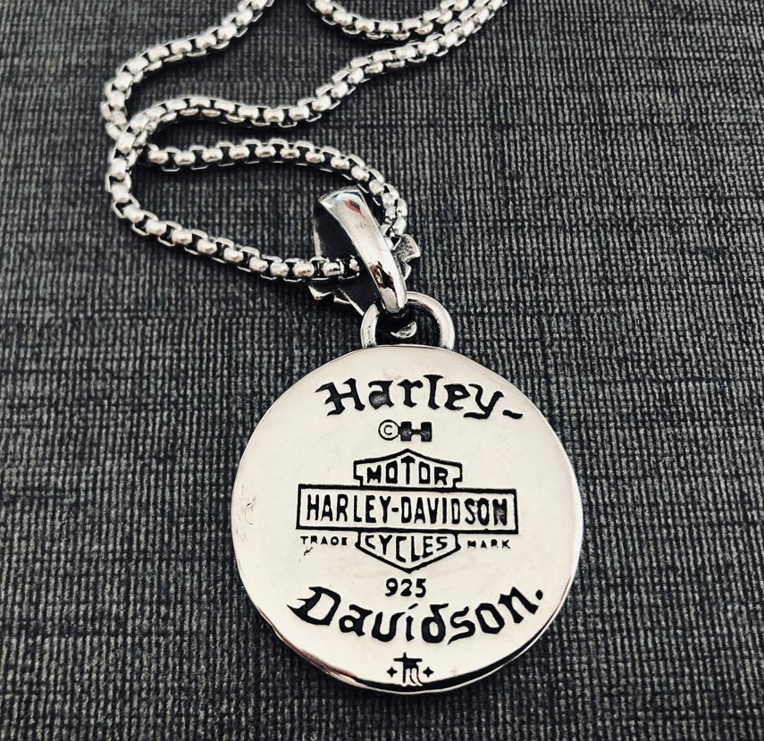 HD Design Dual-Face Pendant: High-Quality Elegance with chain - Image 2