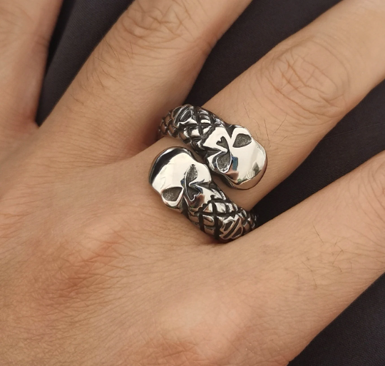 Unisex Snake and Skull Ring: Embrace the Biker Spirit